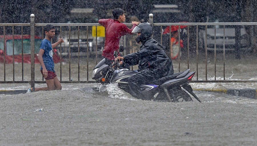 Heavy rain disrupts normal life in Mumbai