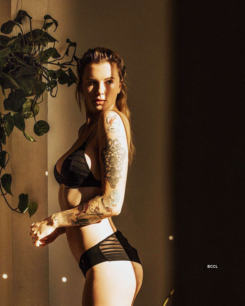 Topless pictures of Hailey Baldwin's cousin Ireland Baldwin are sweeping the internet