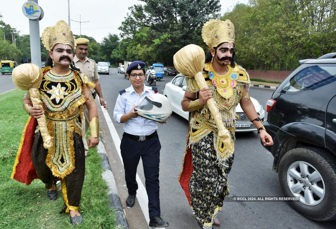 Traffic Police bats for helmet for women of Chandigarh