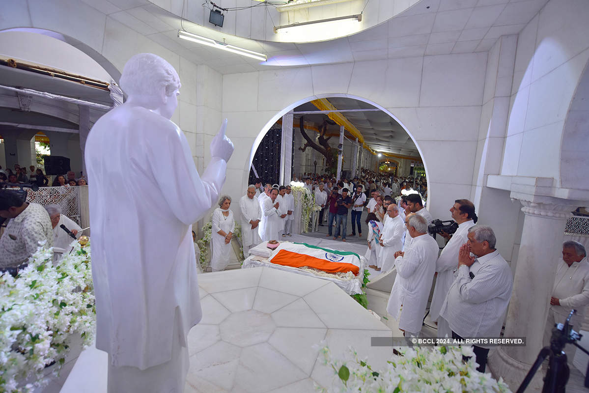 Spiritual guru Dada JP Vaswani cremated with state honours