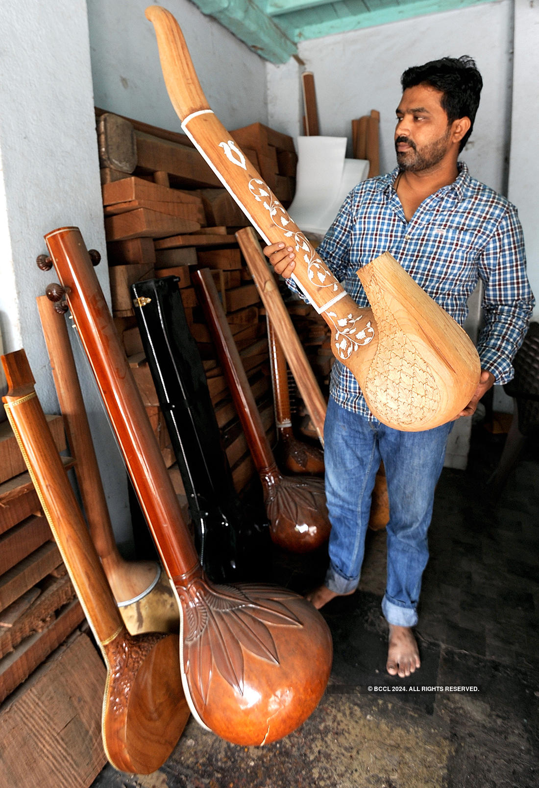 Interesting pictures of Sangli's Sitarmakers