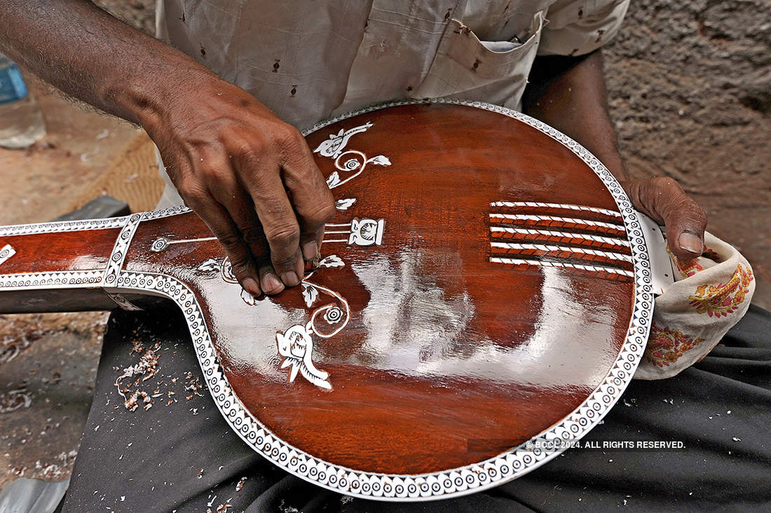 Interesting pictures of Sangli's Sitarmakers