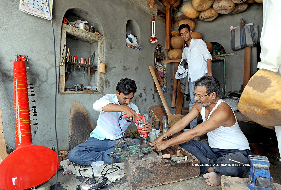 Interesting pictures of Sangli's Sitarmakers