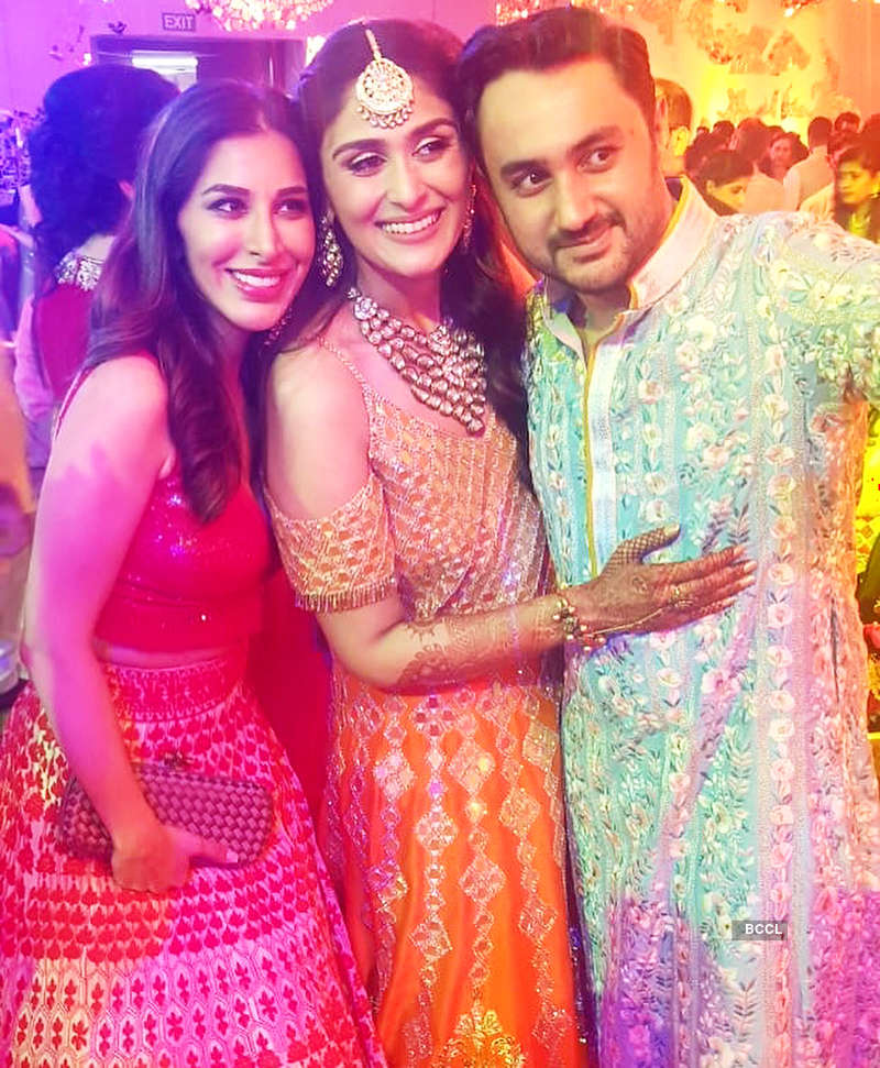Dhoni & his family steals the limelight at Praful Patel's daughter Poorna's sangeet, see pics