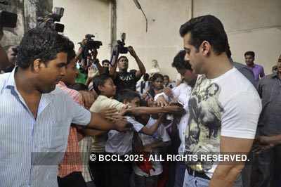 Salman promotes 'Dabangg'