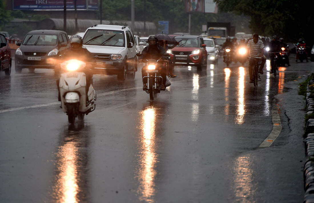 Monsoon rains disrupt normal life in Delhi-NCR, traffic jams due to water-logging
