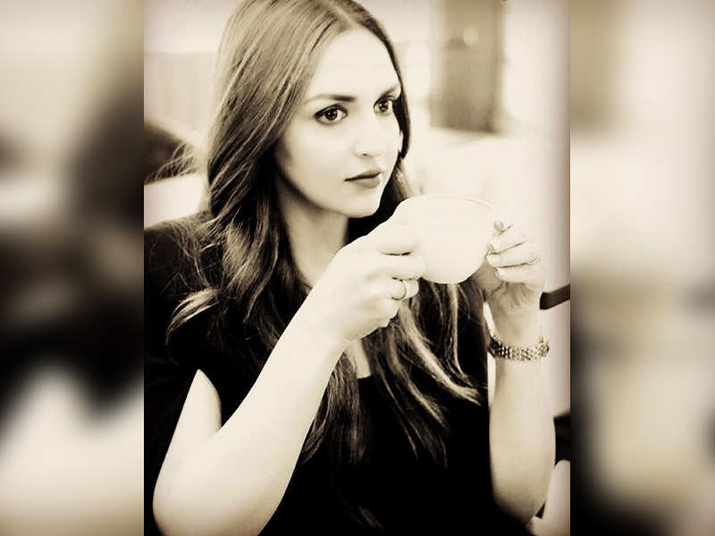 Esha Deol Is Lost In Thoughts In This Latest Instagram Picture!