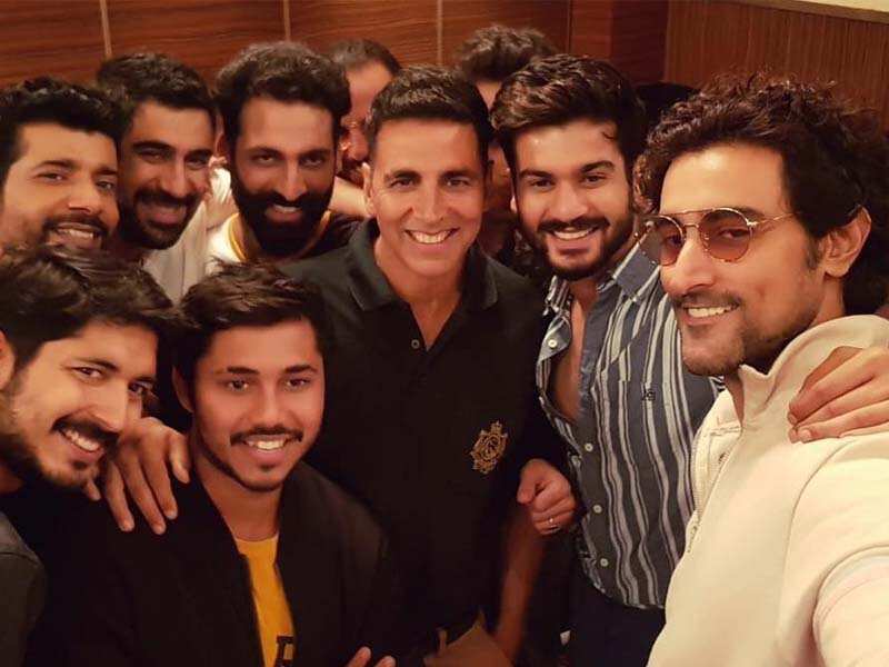 Akshay Kumar shares a 'golden selfie moment' with team 'Gold'