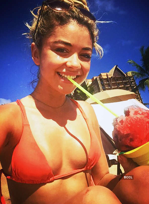 Sarah Hyland is teasing the cyberspace with her stunning bikini pictures