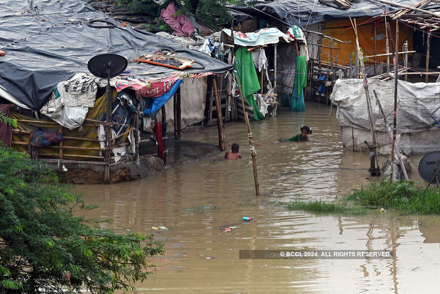 Rising Yamuna leaves thousands homeless