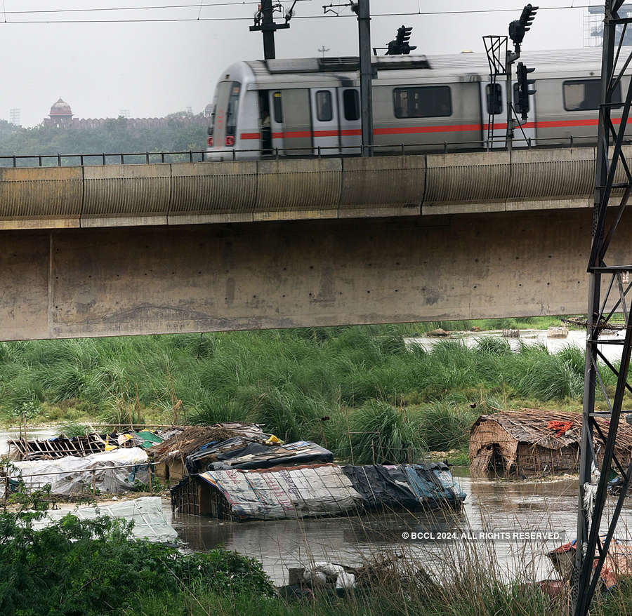 Rising Yamuna leaves thousands homeless