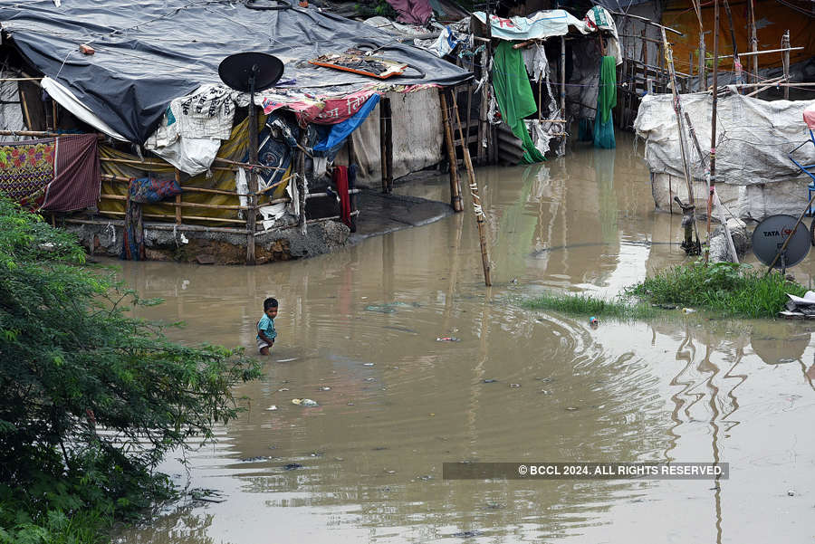 Rising Yamuna leaves thousands homeless