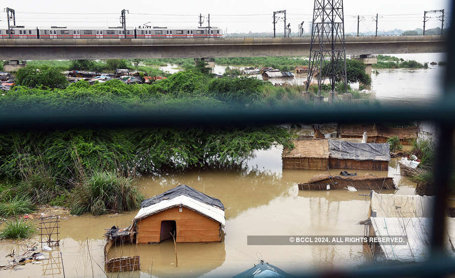 Rising Yamuna leaves thousands homeless