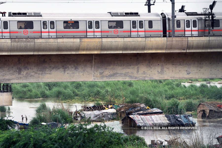 Rising Yamuna leaves thousands homeless