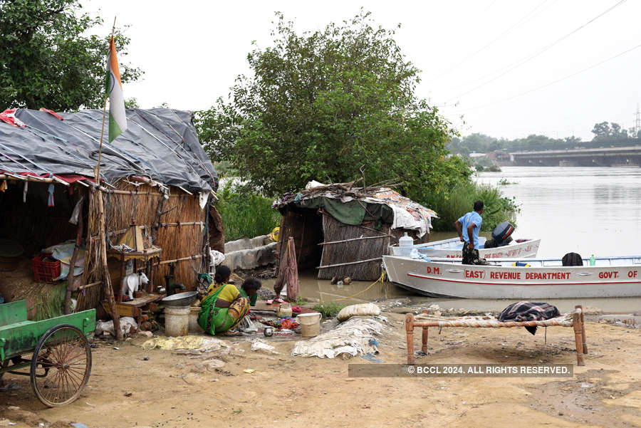 Rising Yamuna leaves thousands homeless