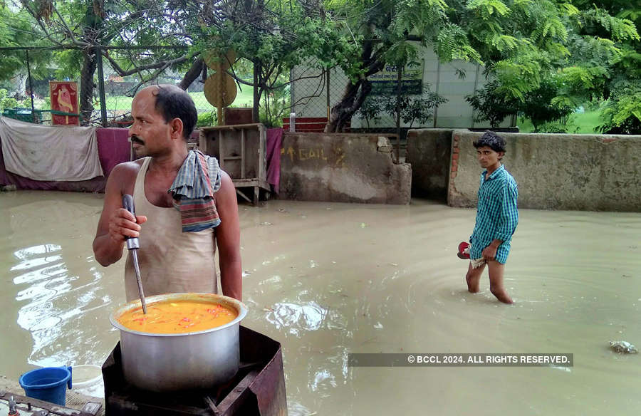 Rising Yamuna leaves thousands homeless