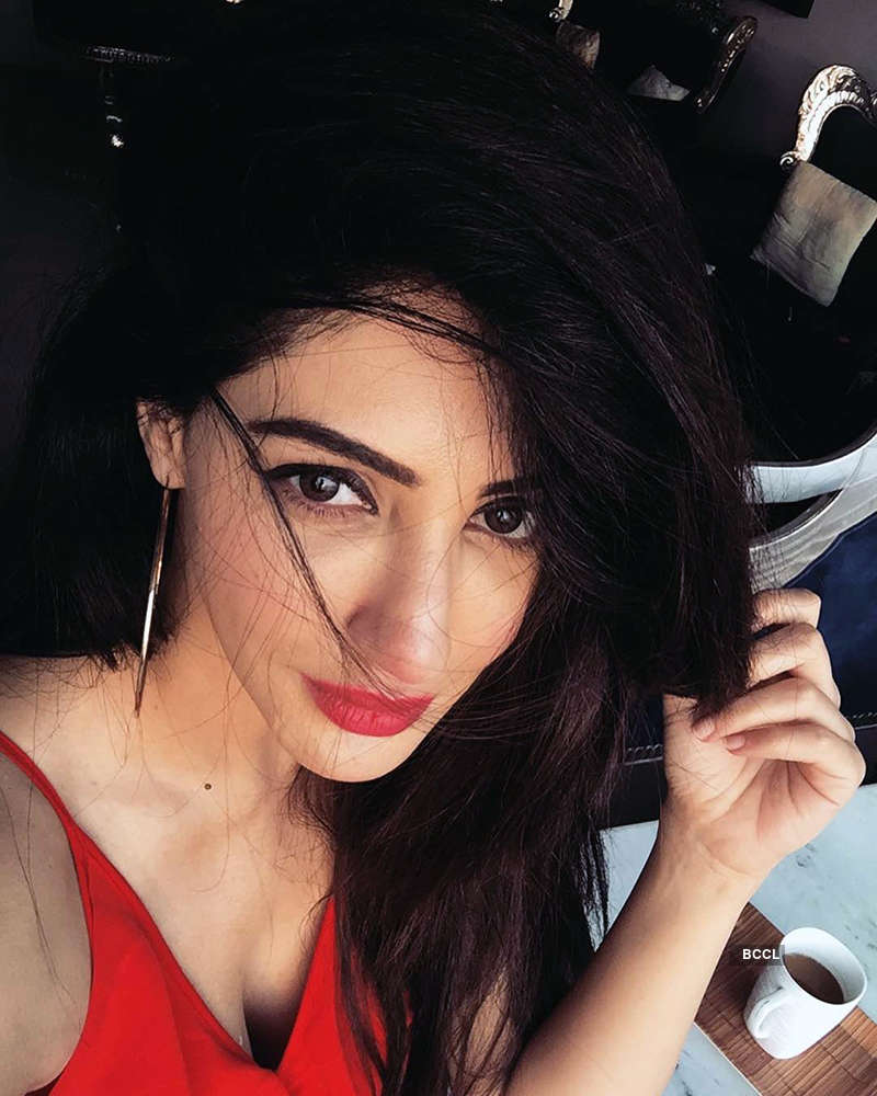 Reyhna Malhotra is turning heads in cyberspace with her sultry pictures