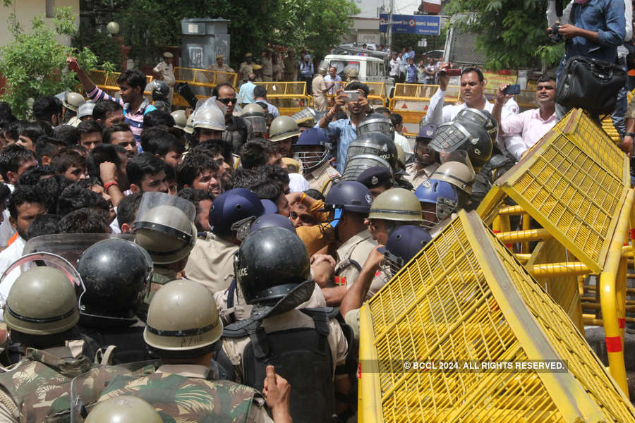 Rajasthan police lathicharge NSUI protesters in Jaipur