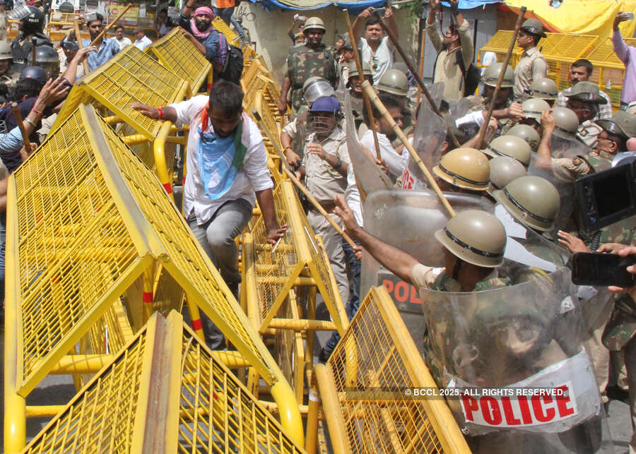 Rajasthan police lathicharge NSUI protesters in Jaipur