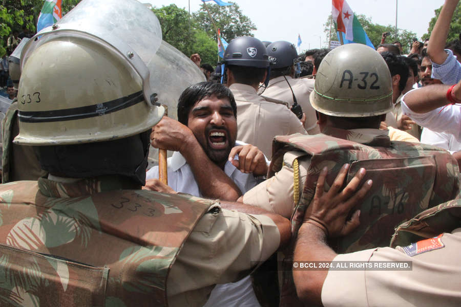 Rajasthan police lathicharge NSUI protesters in Jaipur