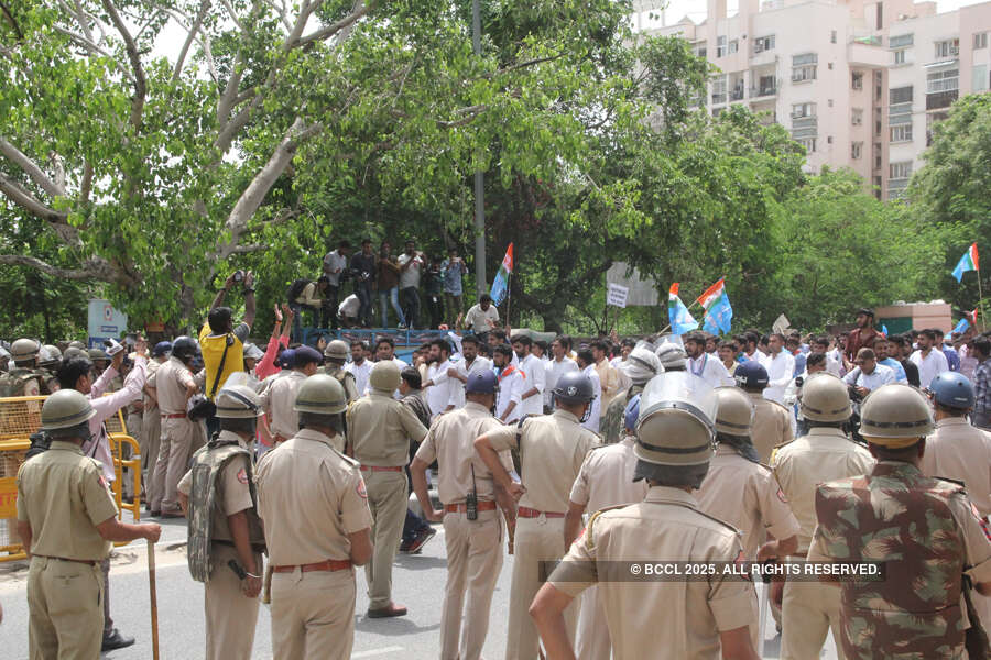 Rajasthan police lathicharge NSUI protesters in Jaipur