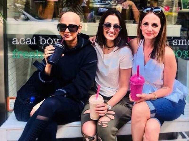 Photo: Sonali Bendre has a touching message for her “pillars of strength” Sussane Khan and Gayatri Oberoi