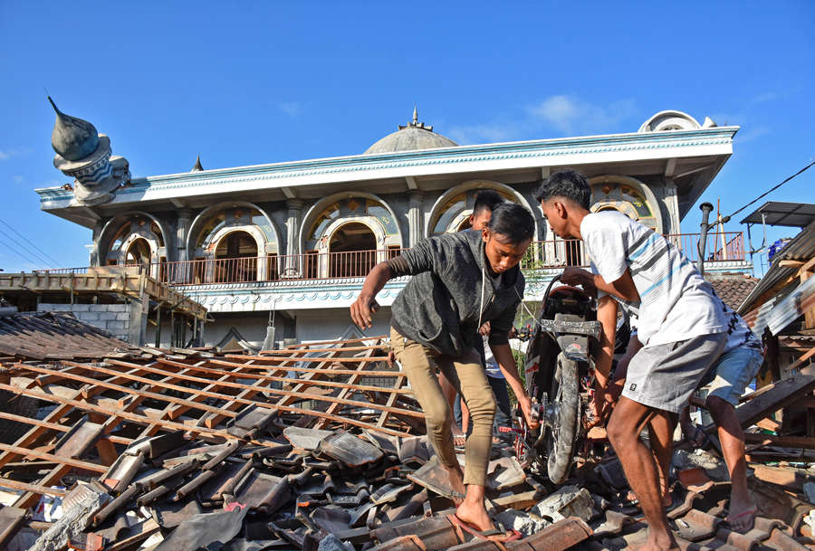 Massive earthquake kills at least 91, displaces thousands