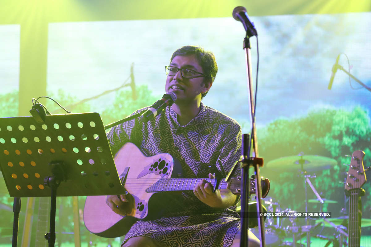 Musicians perform at 'Haway Melechi Pakhna' show