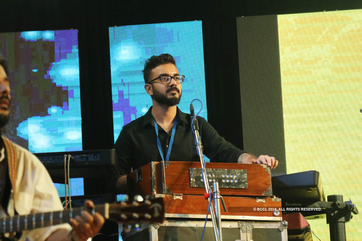 Musicians perform at 'Haway Melechi Pakhna' show