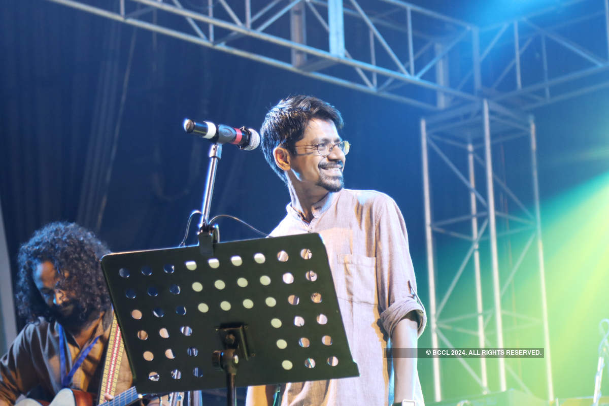 Musicians perform at 'Haway Melechi Pakhna' show