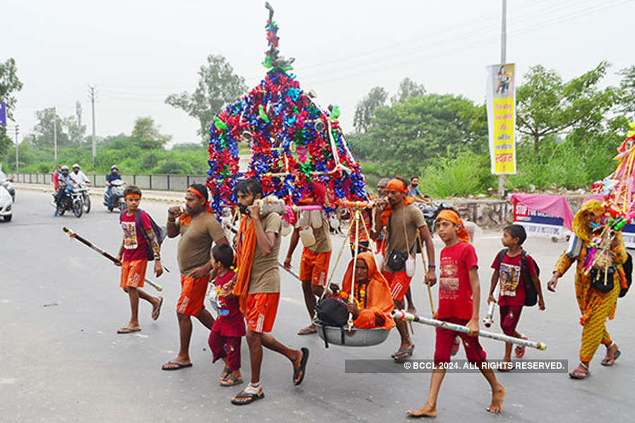 Kanwar Yatra: Four sons carry their parents on shoulder