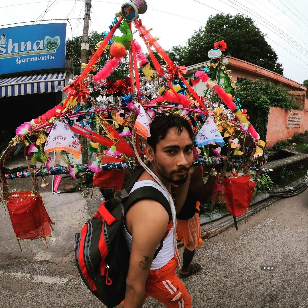 Kanwar Yatra: Four sons carry their parents on shoulder