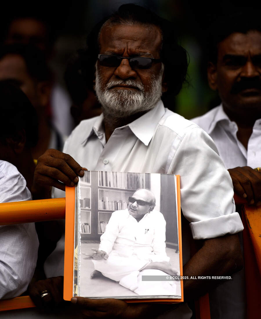 Karunanidhi health: Supporters throng Kauvery Hospital 
