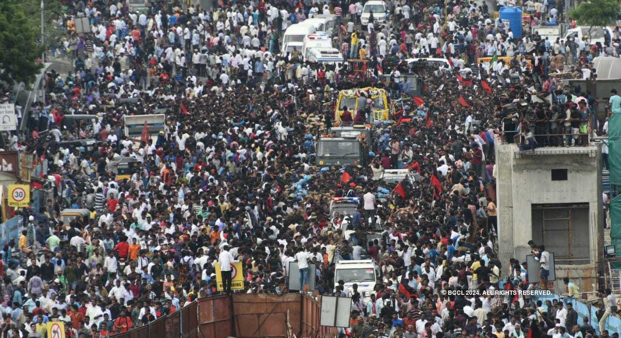 M Karunanidhi's funeral procession draws throngs of followers