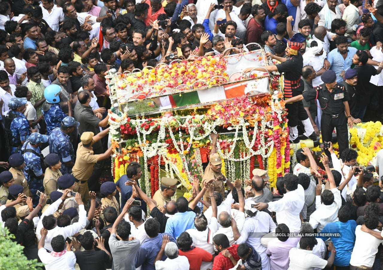 M Karunanidhi's funeral procession draws throngs of followers