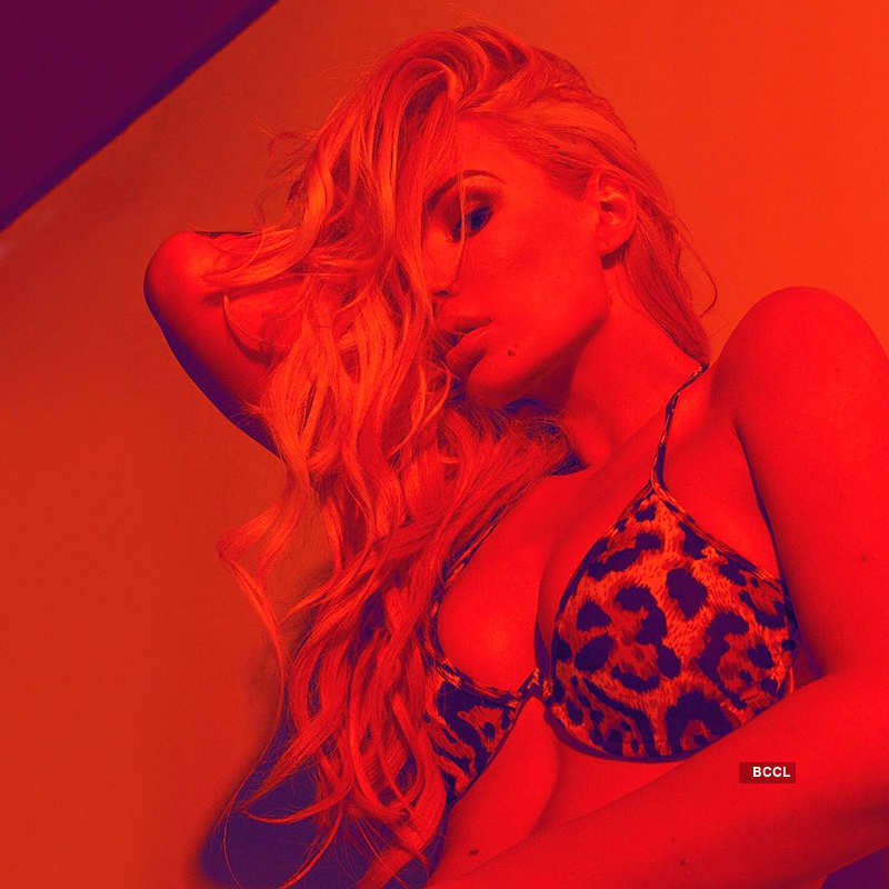 Australian rapper Iggy Azalea is teasing the cyberspace with her bold pictures