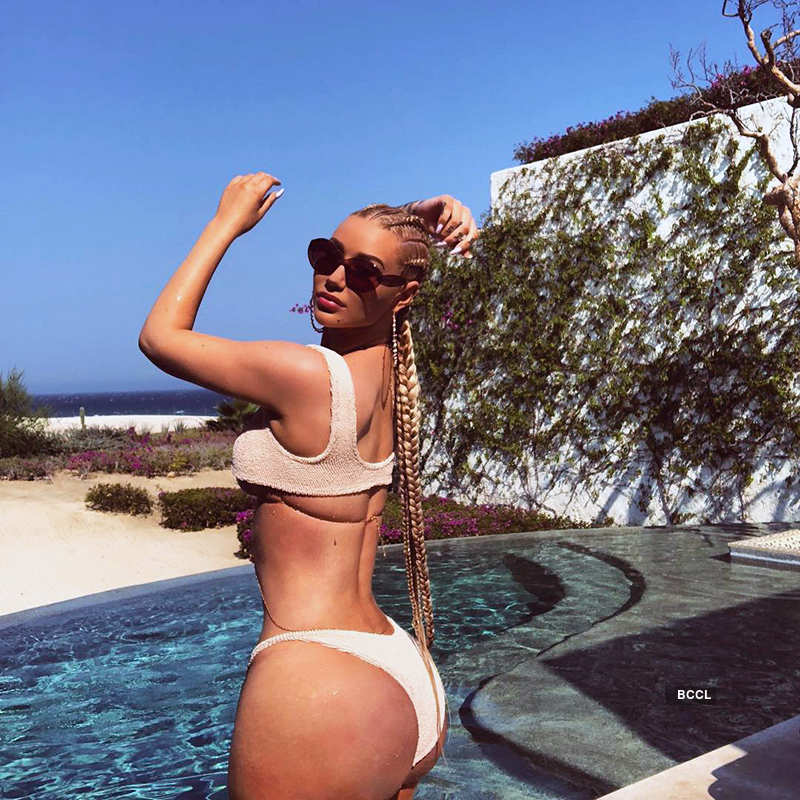 Australian rapper Iggy Azalea is teasing the cyberspace with her bold pictures