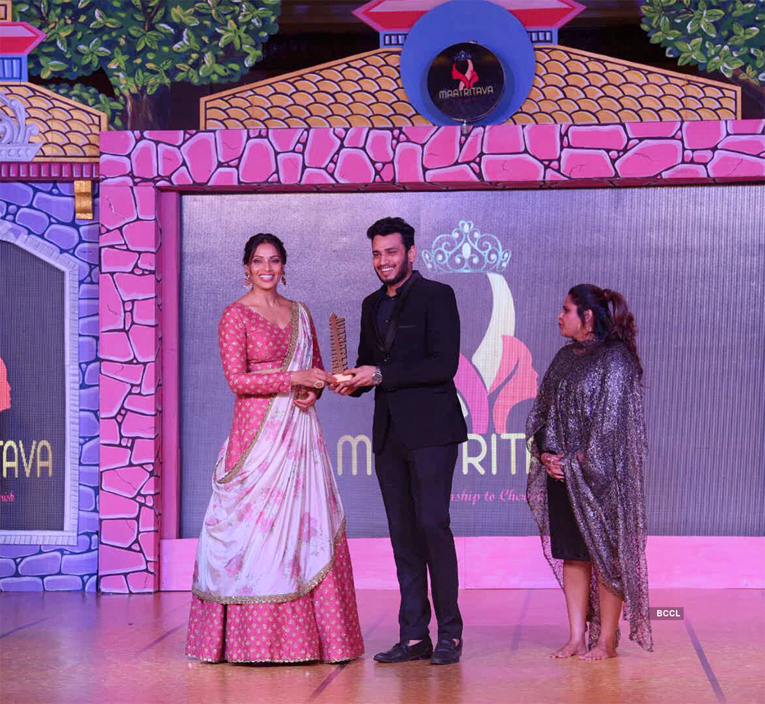 Fashion show director Lokesh Sharma awarded by Bipasha for his excellent Choreography