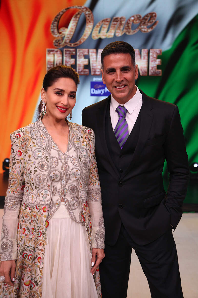 Akshay Kumar Poses With Madhuri Dixit Nene As He Promotes His Bollywood Film Gold On The Sets Of Dance Deewane In Mumbai Photogallery akshay kumar poses with madhuri dixit