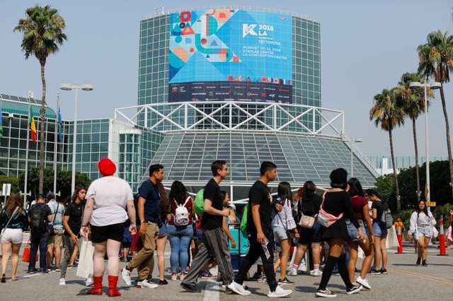 Thousands of fans celebrate Korean pop culture in Los Angeles