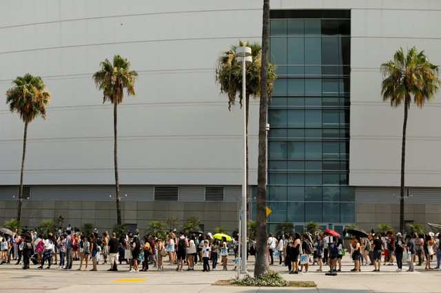 Thousands of fans celebrate Korean pop culture in Los Angeles