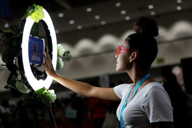 Thousands of fans celebrate Korean pop culture in Los Angeles