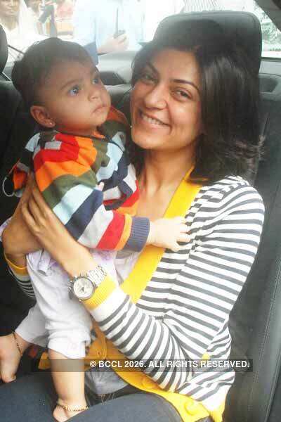 Sushmita visits Kalighat Temple