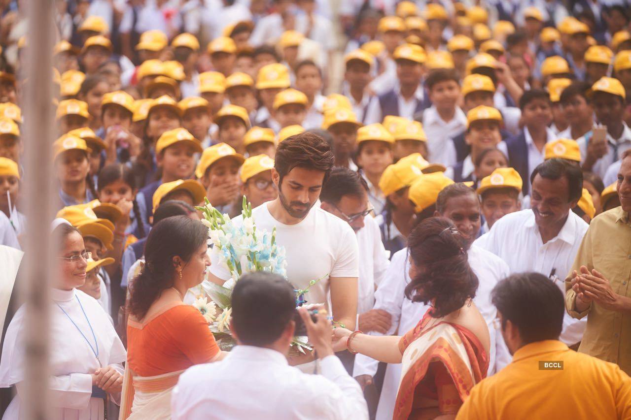 Kartik Aaryan celebrates Independence Day in his school with thousands of students