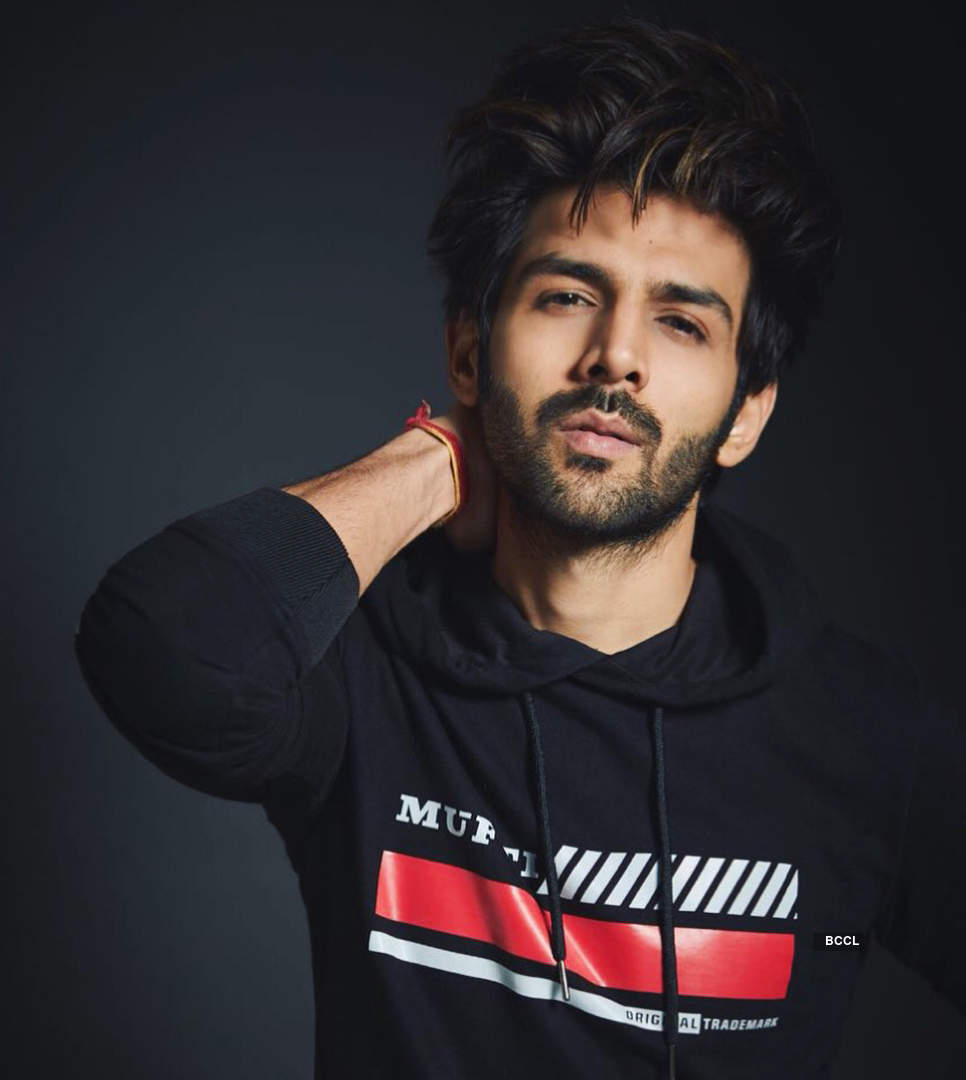 Kartik Aaryan celebrates Independence Day in his school with thousands of students