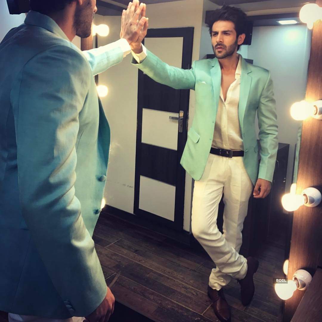 Kartik Aaryan celebrates Independence Day in his school with thousands of students