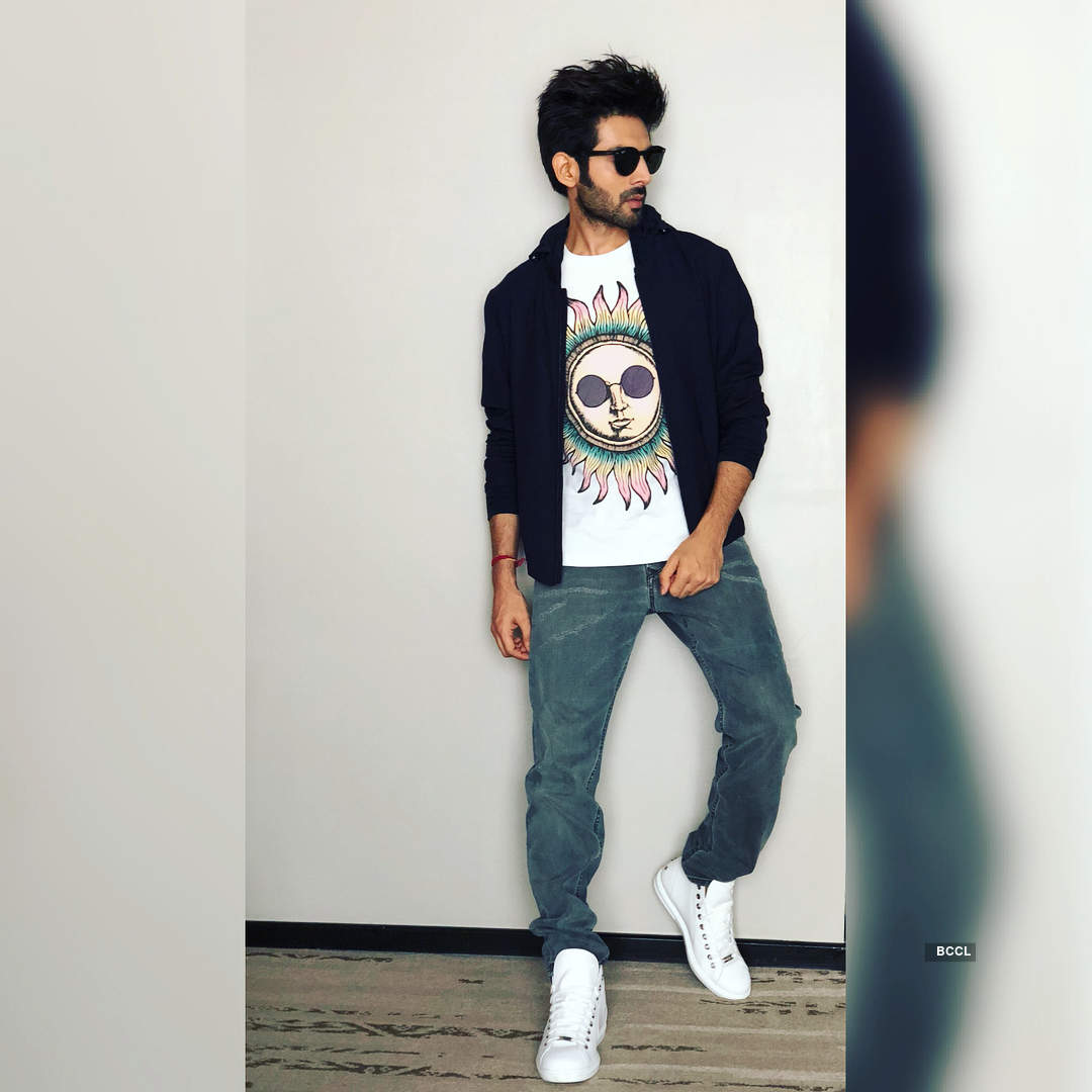 Kartik Aaryan celebrates Independence Day in his school with thousands of students