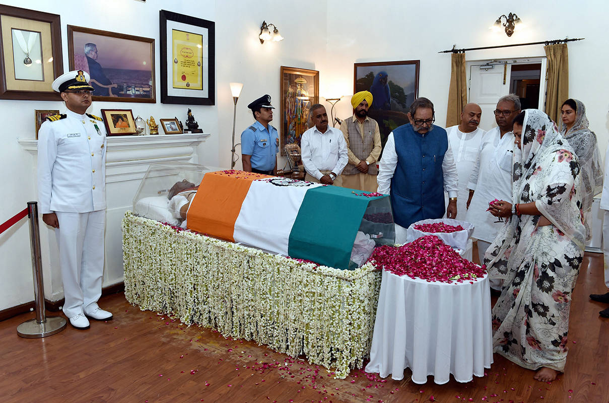 Politicians across party lines pay tribute to Atal Bihari Vajpayee