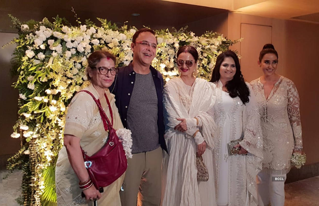 Inside pictures of Manisha Koirala’s starry birthday, Shah Rukh & Rekha steal limelight