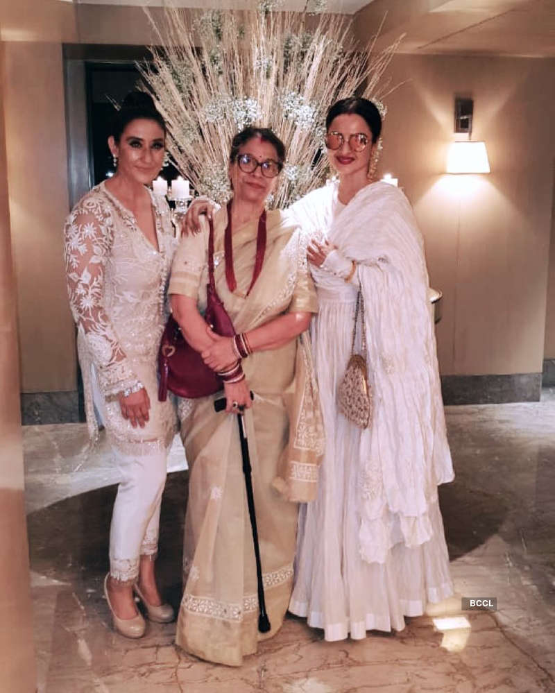 Inside pictures of Manisha Koirala’s starry birthday, Shah Rukh & Rekha steal limelight